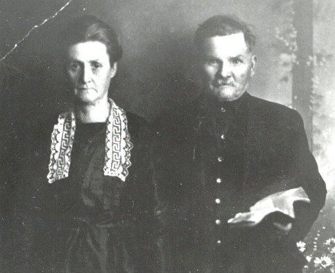 beriahbenetta.jpg - Beriah M. Clark and wife, Benetta Roberts. Beriah was born in Kentucky, a son of Charles W. Clark and Narcissus Obedience Butler. Benetta was a daughter of Sim Roberts and Adeline Brinkley. Sim and Adeline were from Orange County, North Carolina.